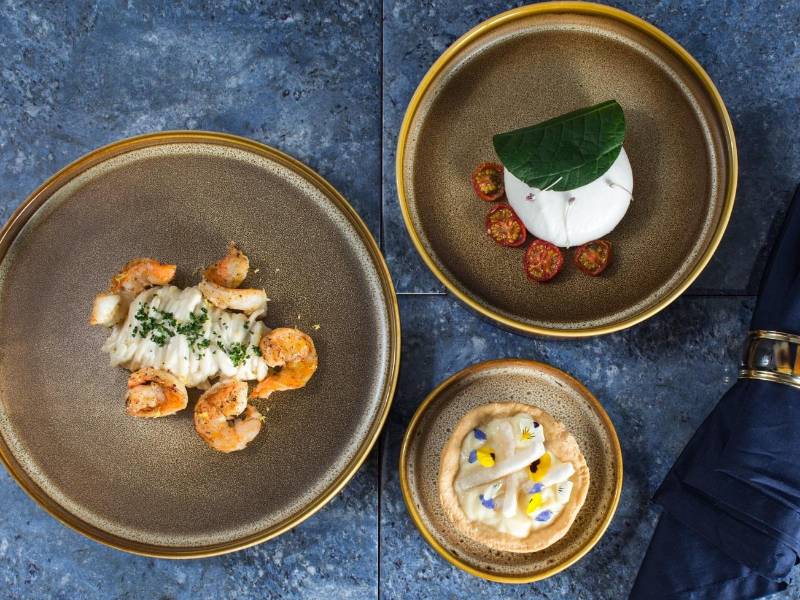 Puedes acompañar este menú con un jugo de piña, jengibre y albahaca, mezcla súper fresca, que además de ayudar a fortalecer tus defensas, va bien con la pasta y la tarta.