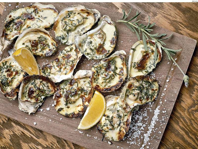 De preparaciones sencillas, la variedad de conchas es la apuesta en esta temporada. Prueba con estos incomparables ostiones Rockefeller.