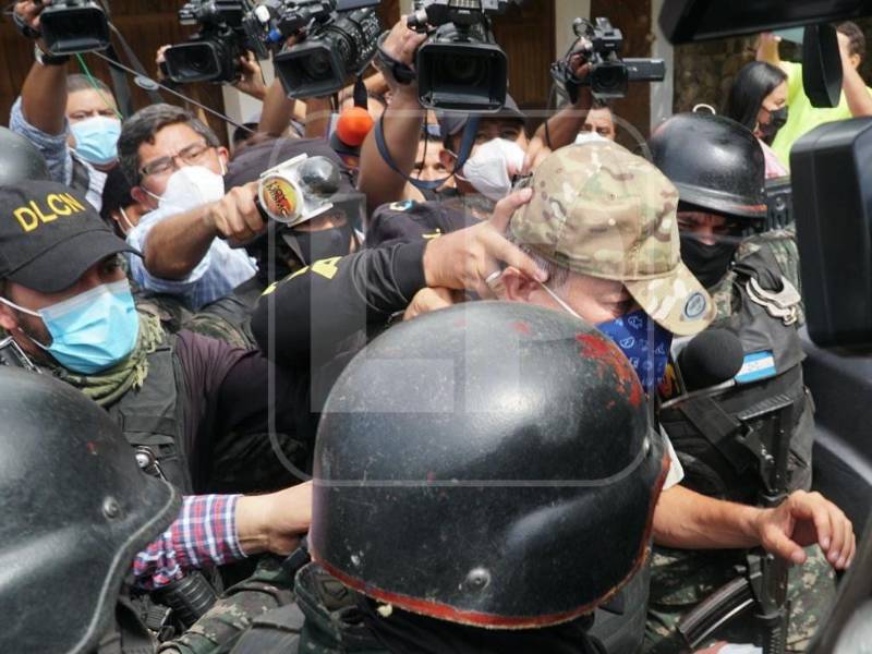 Roosevelt Aviléz , alcalde de Talanga, cuando fue sacado de la vivienda en El Limonar de San Pedro Sula.