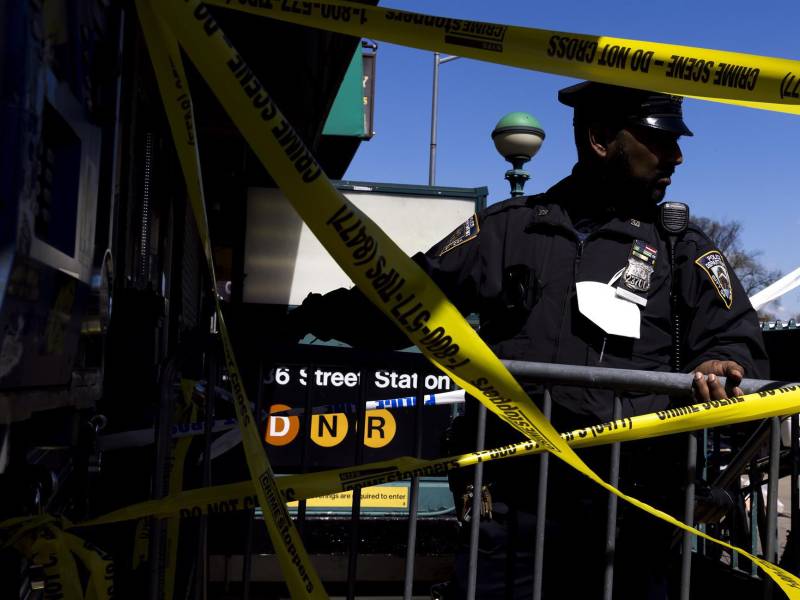 Los sospechosos fueron descritos como un hombre y una mujer de unos 20 años, ambos hispanos, que huyeron del tren en la estación de la calle 183. Fotografía: EFE