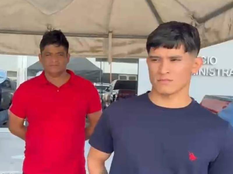 En la fotografía, alias Juan, el Malón (camisa roja) y el otro detenido y supuesto integrante de la misma organización delictiva.