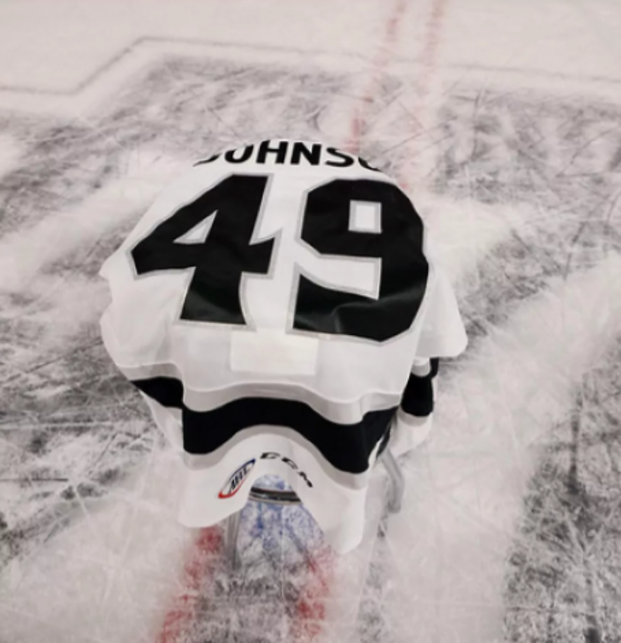 Sin embargo, el equipo confirmó la terrible noticia sobre el fallecimiento“Los Nottingham Panthers están realmente devastados al anunciar que Adam Johnson falleció trágicamente luego de un extraño accidente en el juego en Sheffield anoche”.