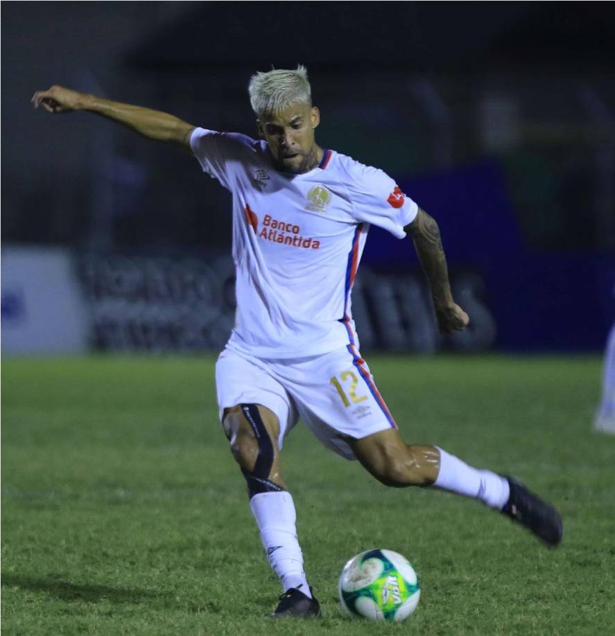 Gabriel Araújo - El brasileño también había terminado su contrato con el Olimpia, pero Rafa Villeda, presidente del bicampeón, confirmó su renovación por un año.