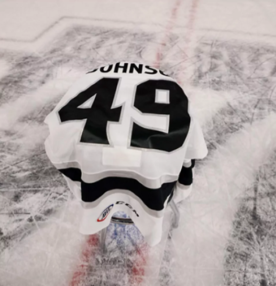 Pese a que el estadounidense de 29 años recibió tratamiento de urgencia de los paramédicos sobre el hielo y posteriormente fue trasladado a un hospital, esto no fue suficiente, ya que después el equipo confirmó la mala noticia.