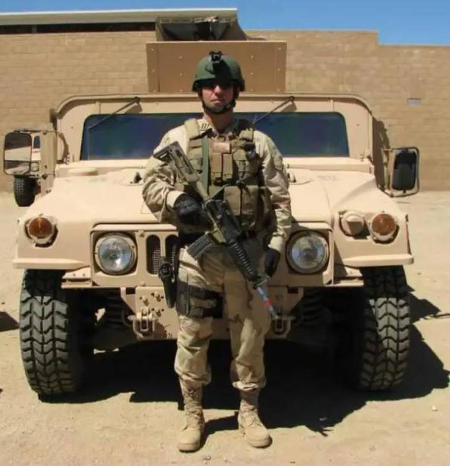 Fue asesor legal de la fuerzas especiales en Irak donde realizó varios tours.