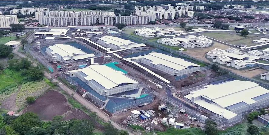 Estilo Bukele: así es la megacárcel que construyó Costa Rica para los reos más peligrosos