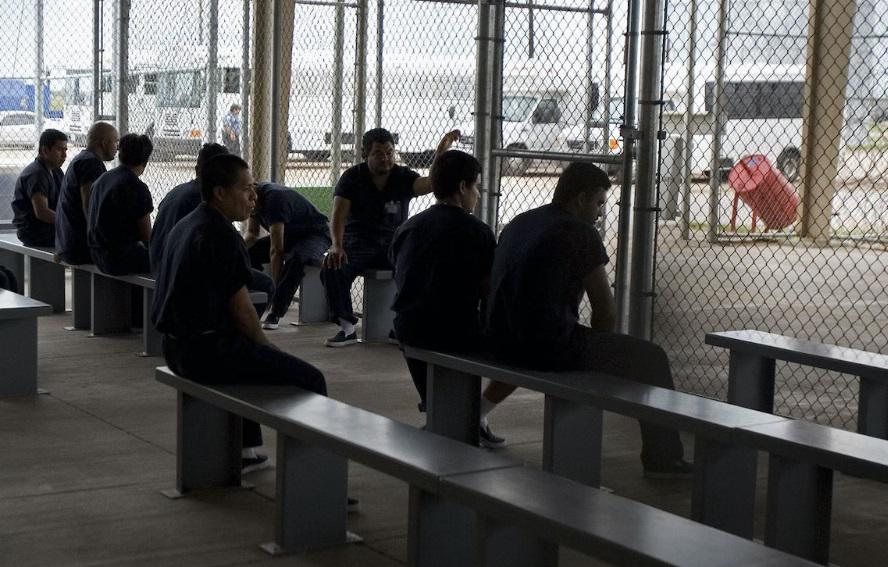 Grupos proinmigrantes piden cierre de “inhumana” prisión de Florida