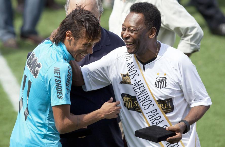 “El fútbol y Brasil elevaron su estatus gracias al Rey. Él se fue, pero su magia permanece. Pelé es eterno”, concluyó Neymar.