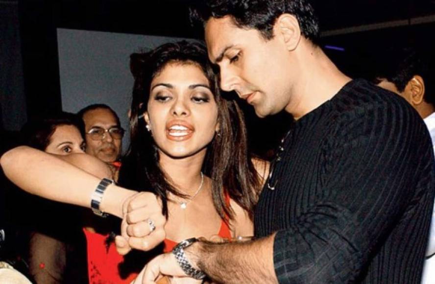El ex manager de Priyanka, Prakash Jaju, dijo que idilio entre la ex reina de belleza y Aseem Merchant fue tormentoso e incluso llevó a la también actriz a intentar suicidarse debido a sus frecuentes peleas con Aseem.