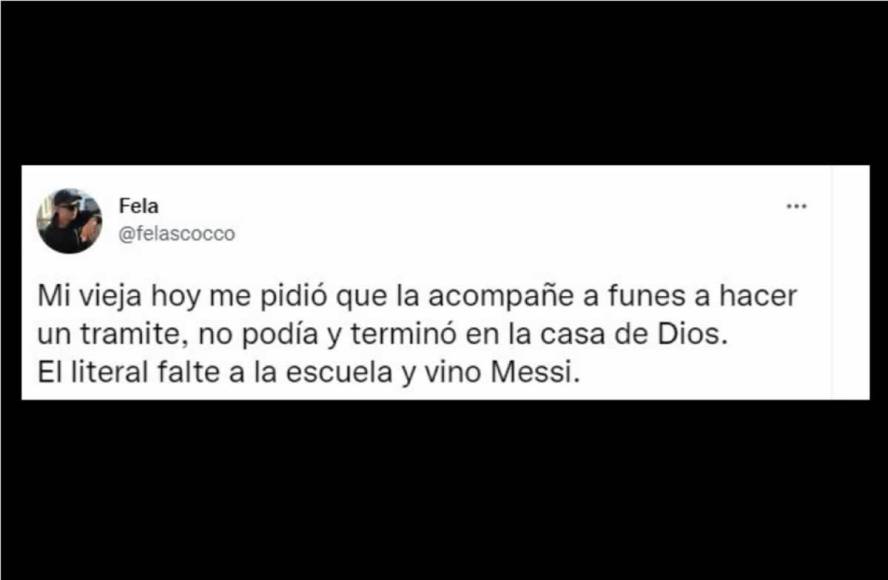 El aficionado argentino con el usuario @felascocco compartió en Twitter la historia. “Mi vieja hoy me pidió que la acompañe a Funes a hacer un trámite, no podía y terminó en la casa de Dios. El literal falte a la escuela y vino Messi”.