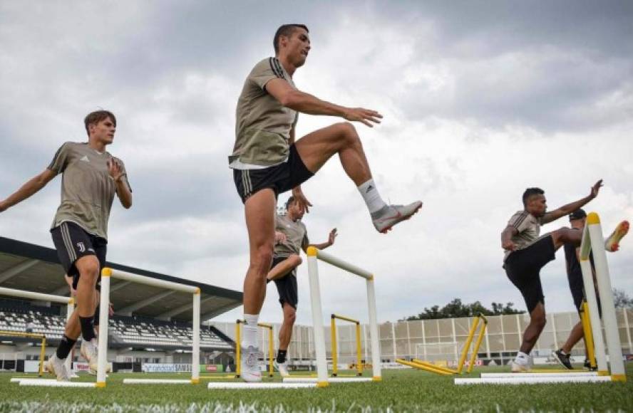 Cristiano Ronaldo ya se entrena a la par de sus nuevos compañeros, aunque no se ha escapado de las burlas de algunos de estos.