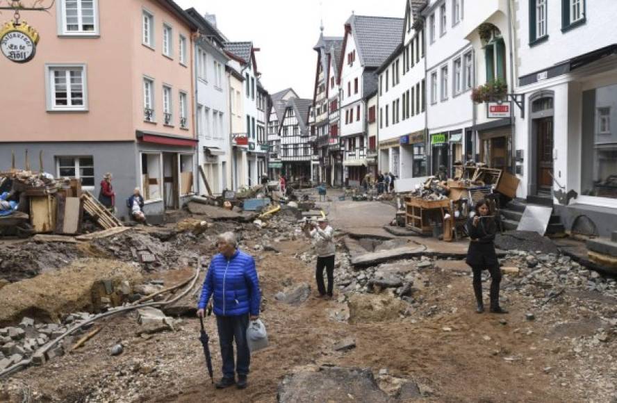 Según Gerd Landsberg, director general de la asociación alemana de ciudades y municipios, 'es una catástrofe de una magnitud desconocida'. 'Vistos los daños, hay miles de millones de euros en pérdidas', dijo.