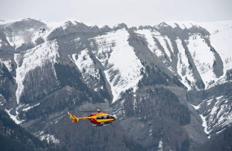 "Los equipos de rescate iniciaron la búsqueda de las víctimas del accidente aéreo registrado en los Alpes franceses."