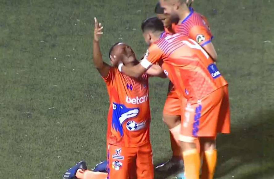 Inclusive, ‘Caguama’ llegó a anotar dos goles en Liga Nacional. Ambos se los hizo al Honduras Progreso en el Estadio Emilio Williams de Choluteca.