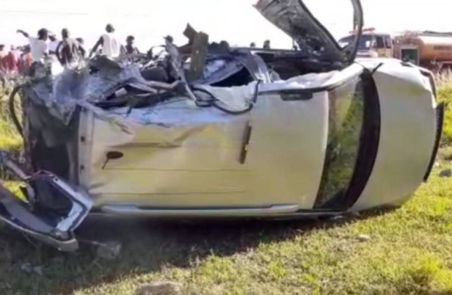 Todos se conducían en una camioneta, cuando en la carretera CA-13, entre las comunidades de Sambo Creek y Corozal, Caribe de Honduras, impactaron en el poste de un rótulo.