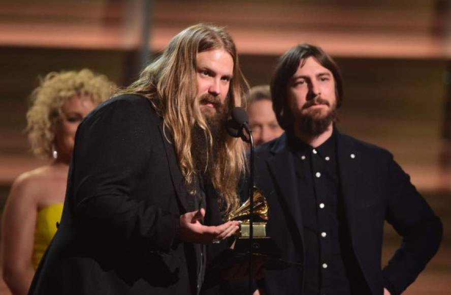 Chris Stapleton recibe el Grammy por Mejor Álbum Country.