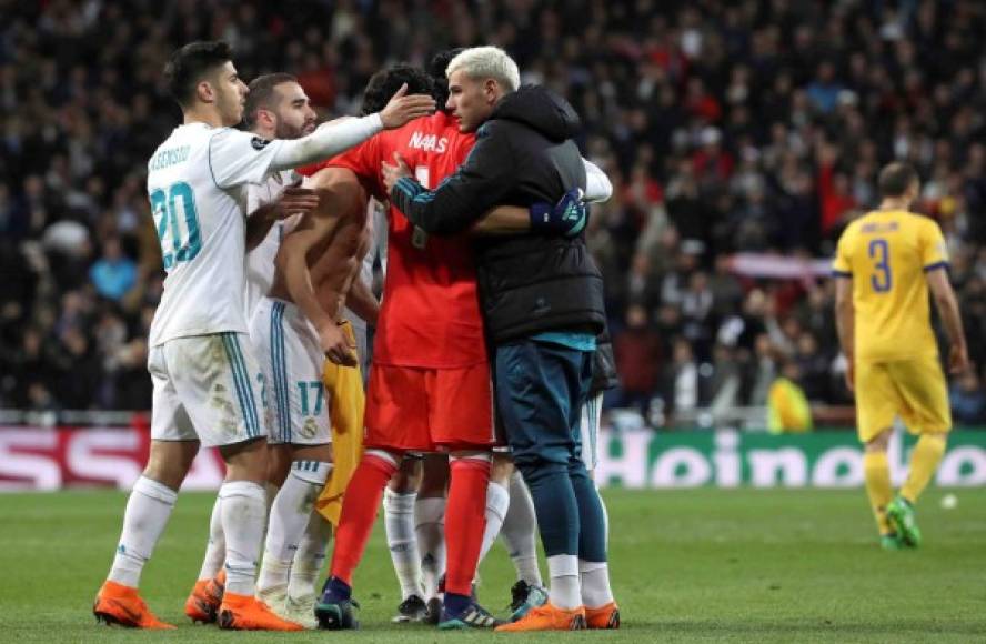 Algunos de los jugadores del Real Madrid fueron a darle apoyo a Keylor Navas tras el final del partido.