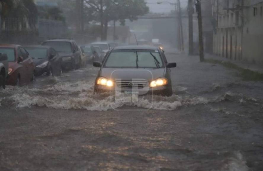 La visibilidad en las calles y avenidas fue reducida. La lluvió oscureció el cielo sobre San Pedro Sula.