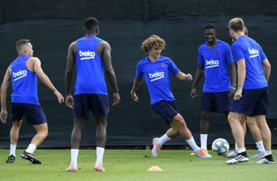 Griezmann comenzó a conocer a sus nuevos compañeros del Barcelona.