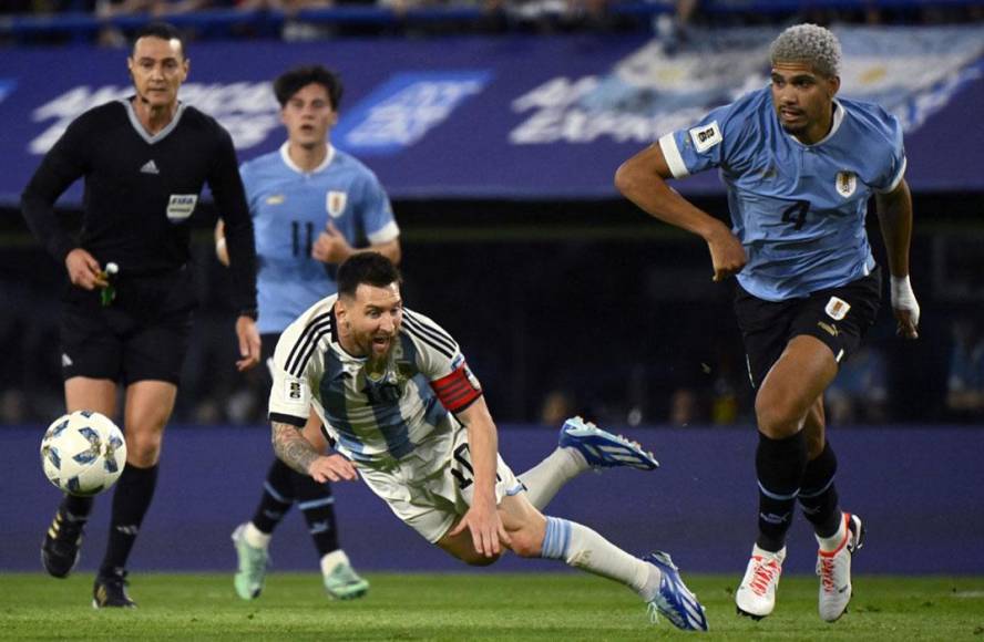 Messi sufrió en carne propia el juego intenso de los uruguayos. 