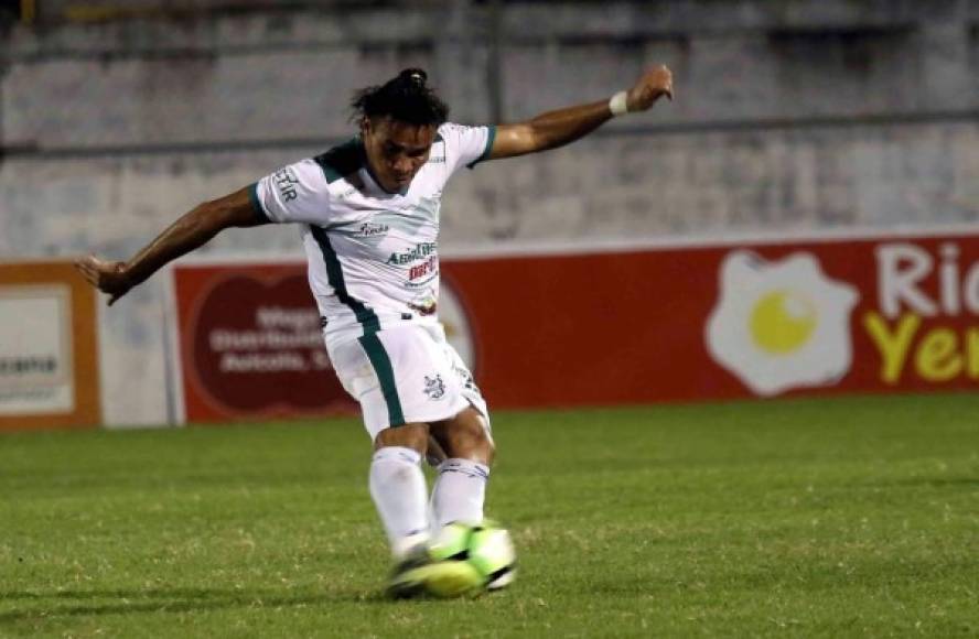 Secuencia fotográfica del golazo de tiro libre de Julio César 'Rambo' de León. Foto Neptalí Romero