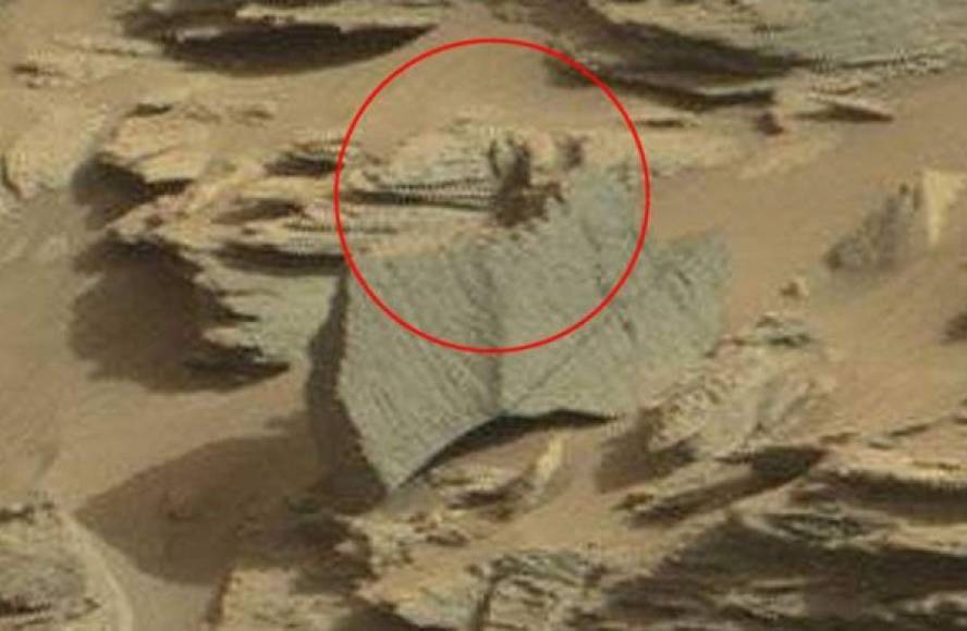El escorpión alienígena. Un autoproclamado experto en aliens, aseguró que esta imagen donde aparece un escorpión gigante, es una de las innumerables pruebas de que hay vida en Marte.