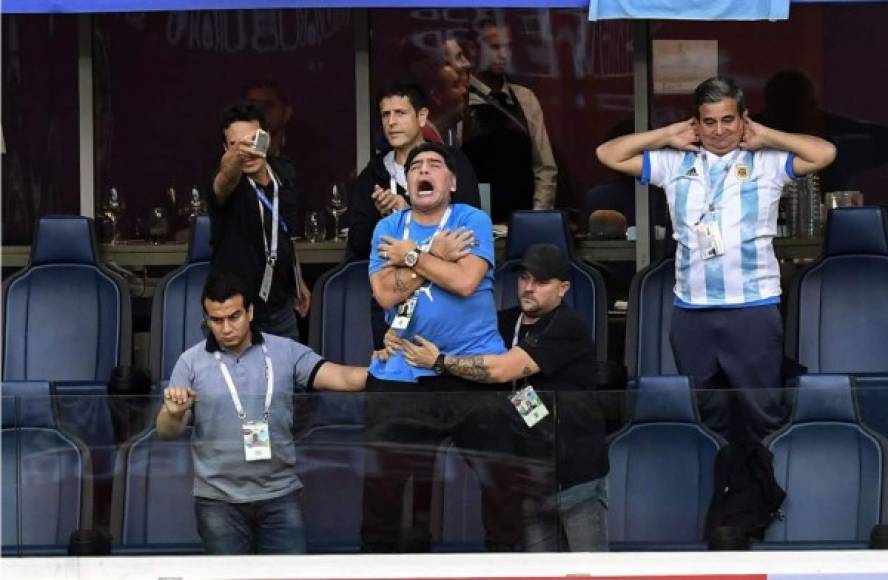 La efusiva celebración de Diego Maradona tras el gol de Messi. Foto AFP