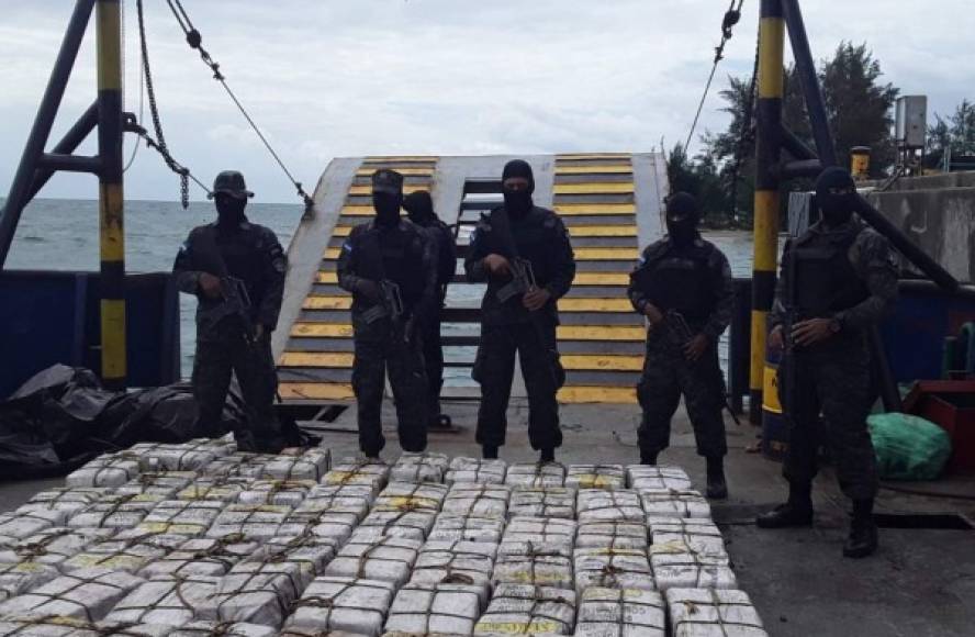 Fuerzas Navales Especiales custodian al menos 1.400 kilos de cocaína incautados en una embarcación en Trujillo, departamento de Colón. AFP