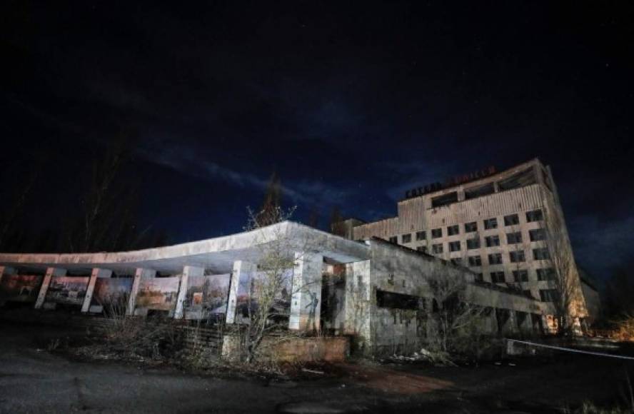 Ucrania conmemoró este lunes el peor accidente nuclear de la historia, ocurrido en Chernóbil hace 35 años, que contaminó una buena parte de Europa, pero cuya planta atrae actualmente a turistas de todo el mundo y busca su inscripción en la Unesco.