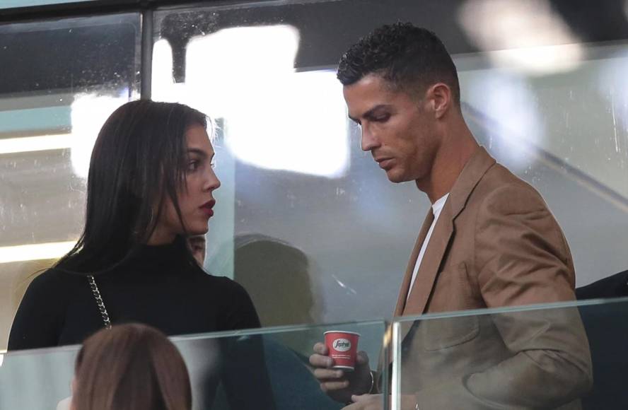 <b>Cristiano Ronaldo y Georgina Rodríguez </b>están de nuevo en el ojo del huracán. Y es que son varios los medios que aseguran que la pareja más seguida del panorama internacional están atravesando una fuerte crisis en su relación. Lo más sorprendente es el motivo. 