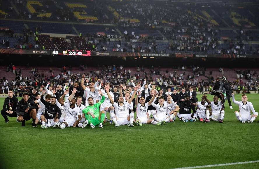 Los jugadores del Eintracht Frankfurt celebrando con sus aficionados en el Camp Nou la clasificación a semifinales de la Europa League.