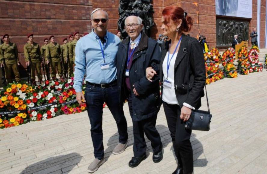 Otro sobreviviente del Holocausto, Herman Kahan (centro) estuvo presente en la ceremonia conmemorativa en Jerusalén.