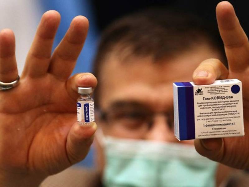An Iranian health worker displays the Sputnik V coronavirus vaccine as the country launches its inoculation campain, at the Imam Khomeini hospital in the capital Tehran, on February, 9, 2021. - The inoculation effort for 80-million-plus population is starting with Russia's Sputnik V vaccine, authorities have said, as COVID-19 has infected 1.4 million people in Iran and killed more than 58,500, according to the health ministry. (Photo by ATTA KENARE / AFP)