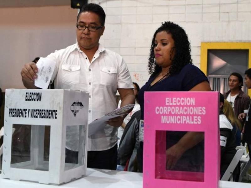 Un ciudadano vota luego que aperturaran las elecciones en Honduras. Fotos AFP
