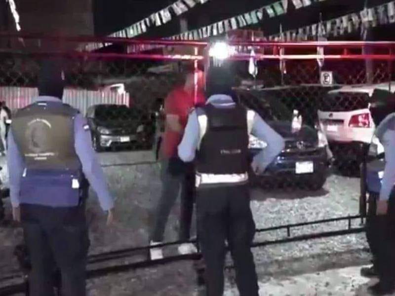 Agentes de la Policía llagando al autolote momentos después del asalto.