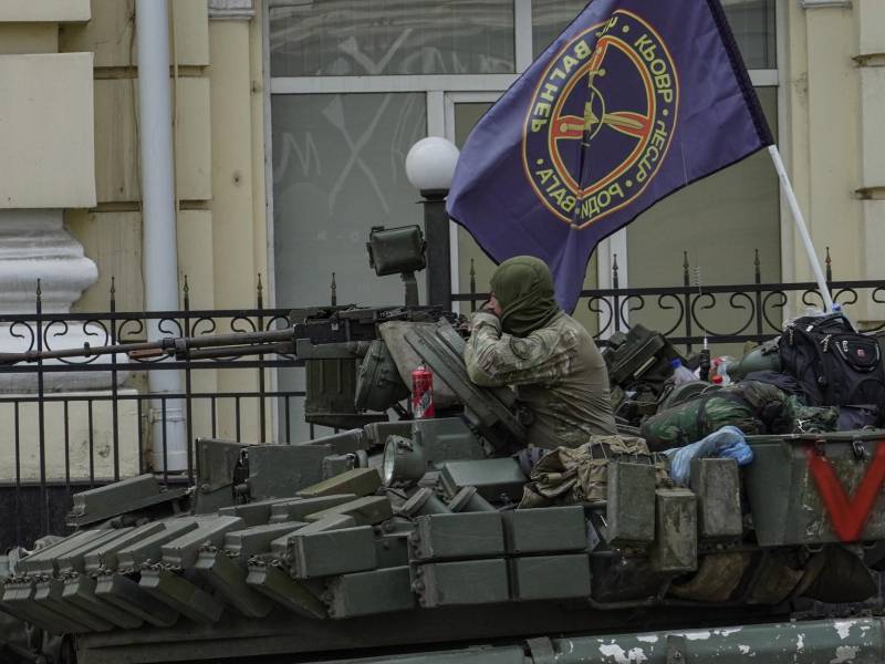 Un combatiente del grupo de mercenarios Wagner en un carro de combate que bloquea una calle en la localidad rusa de Rostov del Don.