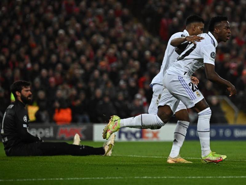 Ahora Alisson: Gol de Vinicius tras error del portero del Liverpool