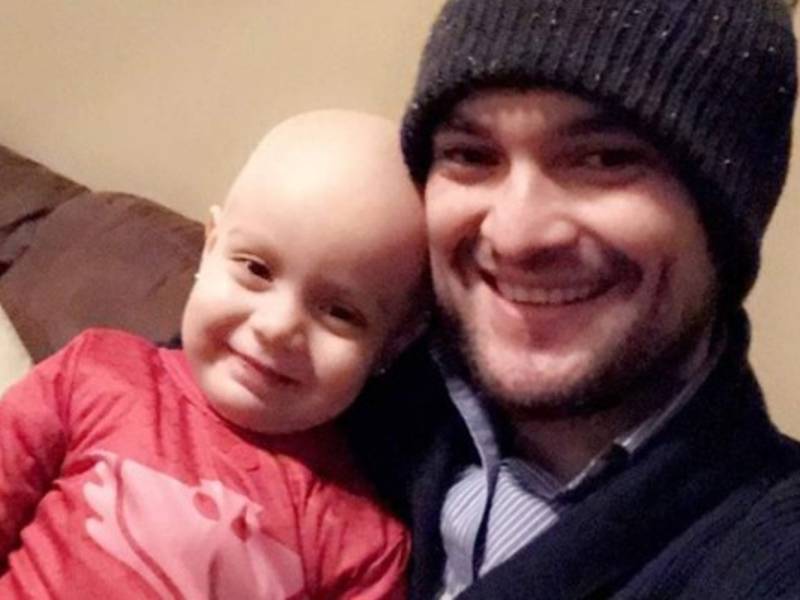 Durante el tratamiento de lucha contra el cáncer, su pequeña hija perdió toda su linda cabellera, por lo que su padre decidió solidarizarse con ella y se cortó su pelo.