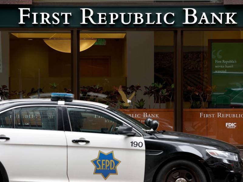 El First Republic Bank se encuentra al borde de la quiebra tras el arrastre de otros dos grandes bancos.