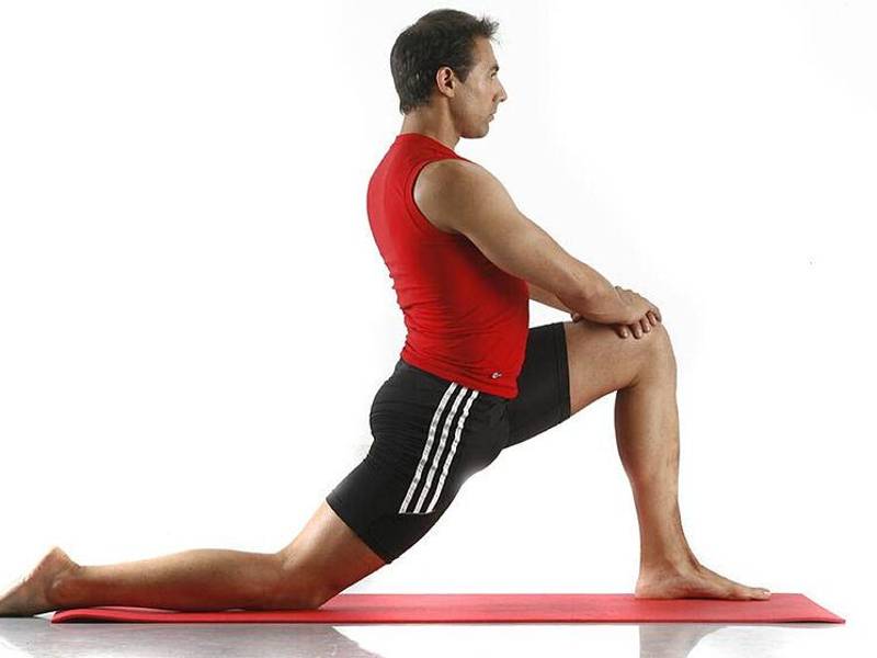 Estire su cuerpo con movimientos lentos y conscientes.