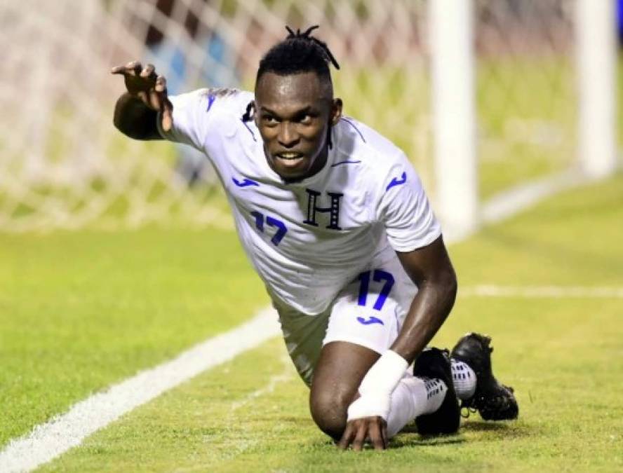 Alberth Elis celebrando su gol de penal como una pantera.