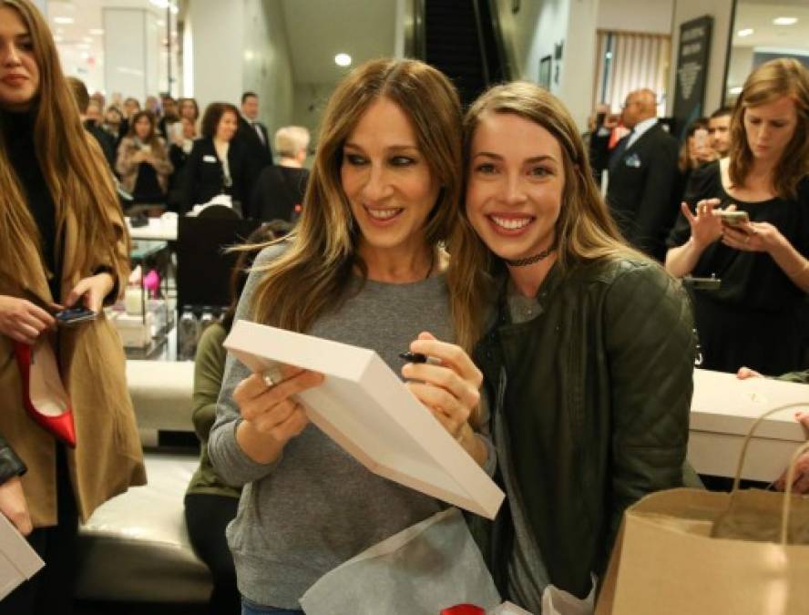 Ayer, SJP se subió a sus tacones, pero no para pisar una alfombra roja, sino para pasar la tarde en la planta de zapatos de Bloomingdale's para ayudar a vender su colección.