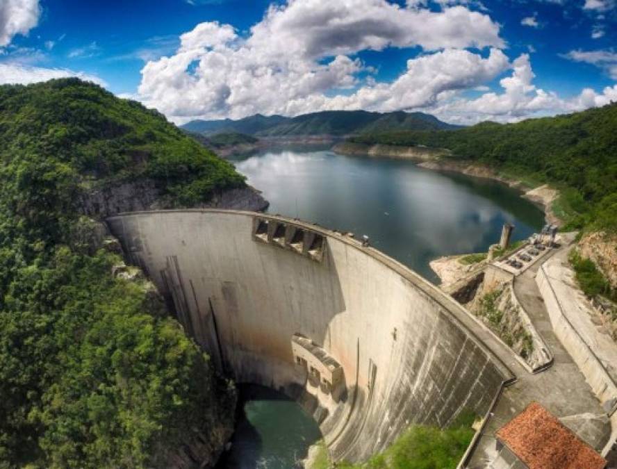 El Cajón es la represa que produce más energía en el país. Desde la cortina se observa la unión de los ríos Humuya y Sulaco, así como las verdes montañas.