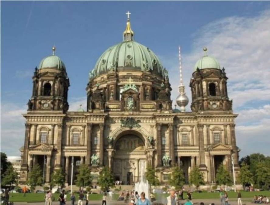 26 octubre 1994. La cúpula de la Catedral Alemana en Berlín, edificio que se encontraba en periodo de restauración, arde por causa de un incendio fortuito, provocado al parecer por la chispa de un aparato de soldadura de alguno de los operarios que trabajaban en su interior.<br/>La Catedral Alemana es uno de los edificios del centro histórico de Berlín que resultó prácticamente destruido en 1943 como consecuencia de los bombardeos aliados durante la II Guerra Mundial.