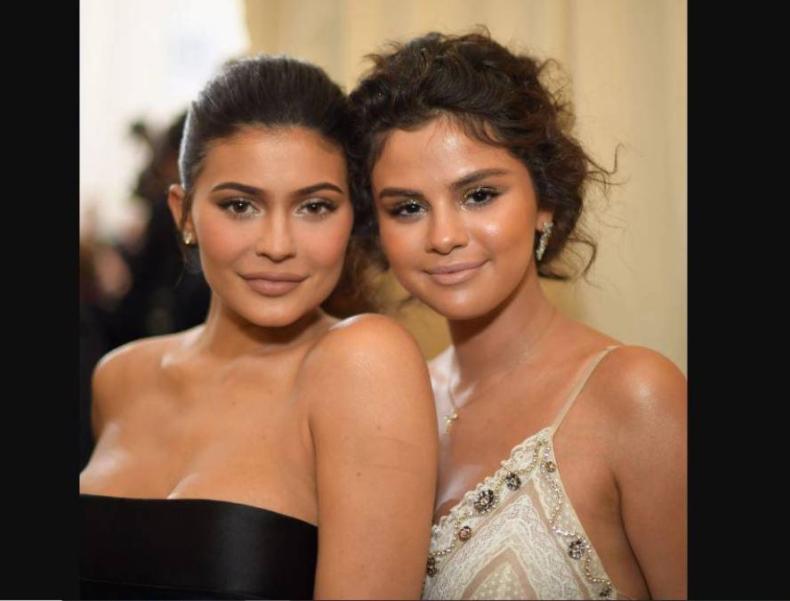 Los primeros se habían lanzado en tromba contra la hermana de Kim Kardashian al entender que ésta había criticado las cejas de su ídolo, algo que fue desmentido por Kylie y después por la propia Selena.