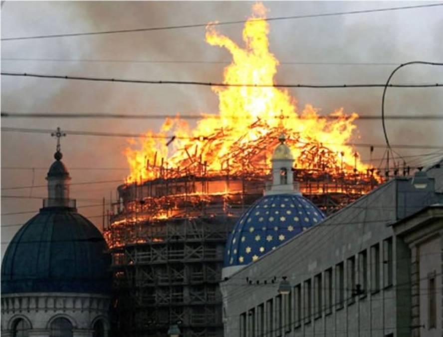 25 agosto 2006. Un incendio causa enormes daños en la catedral de la Santísima Trinidad en San Petersburgo, la antigua capital imperial y actualmente segunda ciudad de Rusia. La catedral, construida en el primer tercio del siglo XIX y monumento arquitectónico protegido por el Estado, se encontraba en obras de restauración.