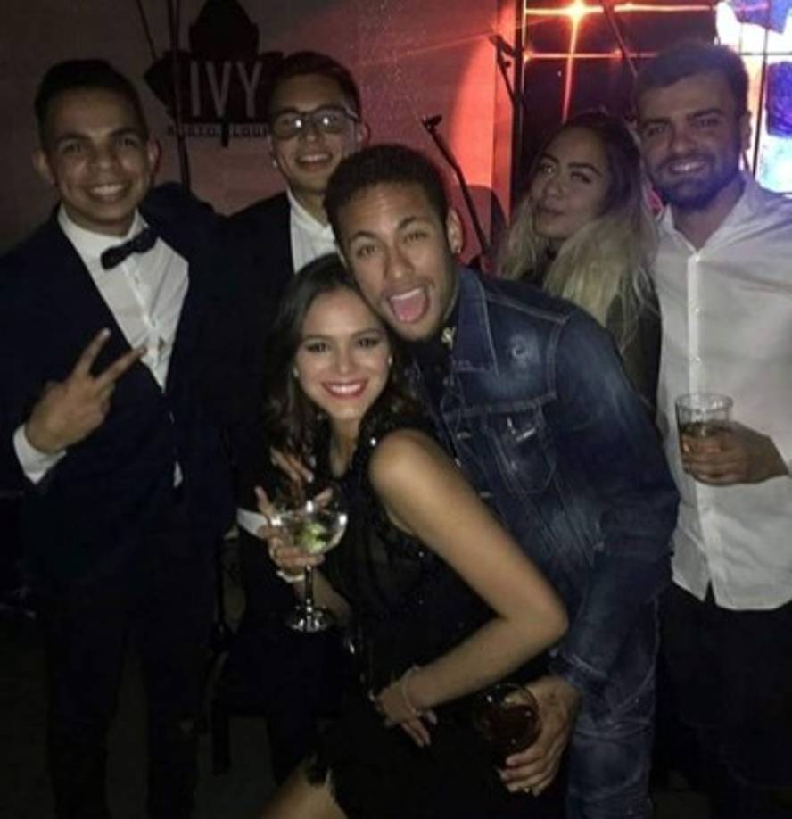 A la fiesta no podía faltar la novia de Neymar, la actriz brasileña Bruna Marquezine.