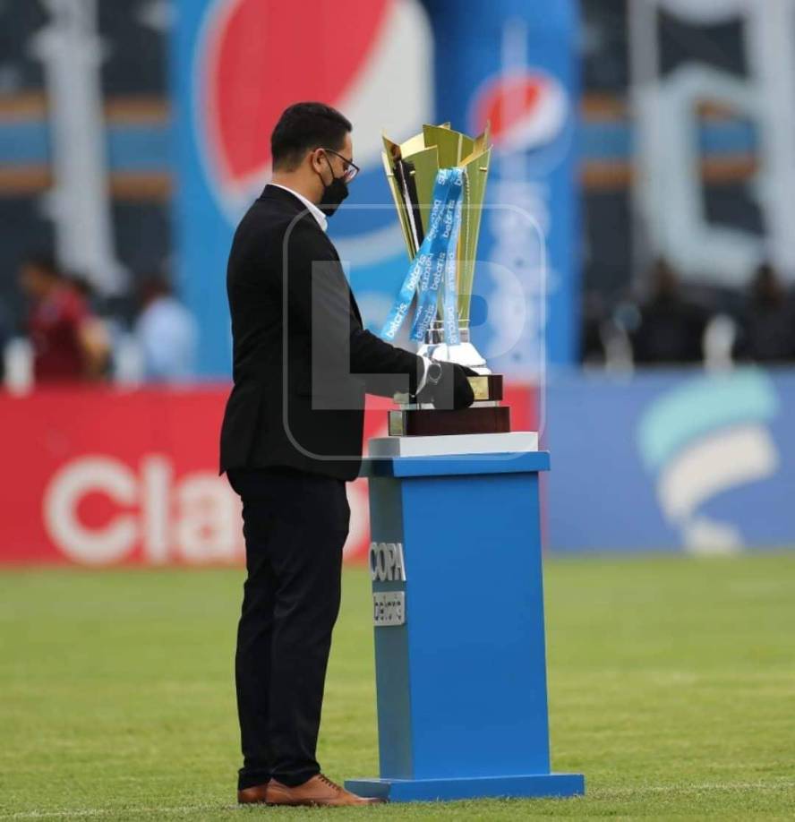 La más deseada. La Copa lució espectacular en el recinto deportivo de Tegucigalpa.