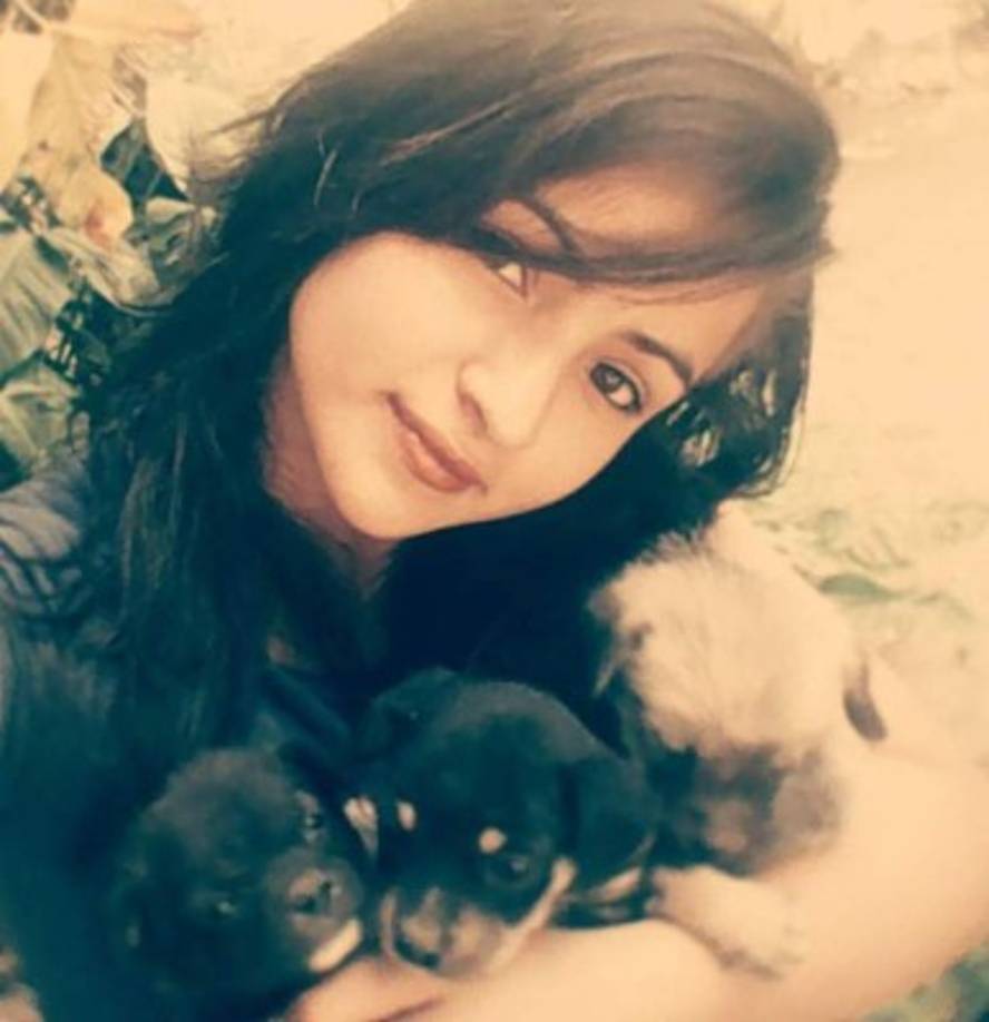 Amigos y familiares lloran la partida física de la joven.