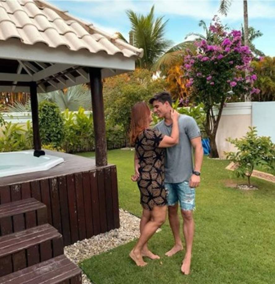 Nadine Gonçalves, madre de Neymar, sorprendió al anunciar su noviazgo con Tiago Ramos, un joven brasileño que es 31 años menor que ella.